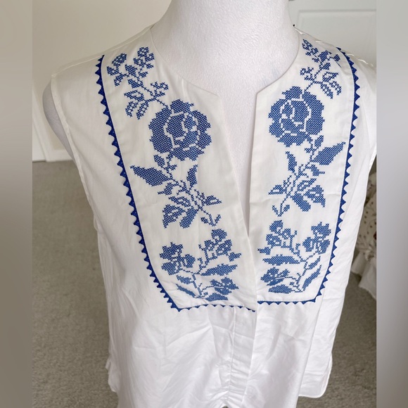 NWT MaxMara Weekend Sleeveless White with Blue Embroidered Top Size 8 - Picture 2 of 10